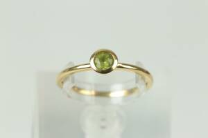 ENSTENSRING med grön sten, guld, 18 k, ca 1,5 g