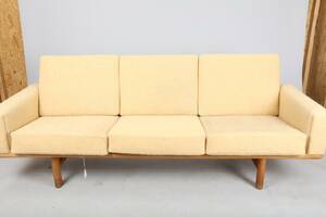 HANS J. WEGNER, DANMARK, 1914-2007, SOFFA, GE 236, 195060-TAL, GETAMA, DANMARK, STOMME AV EK, LÖSA SITT- OCH RYGG PLYMÅER, FORMGIVEN 1955, LÄ 210 CM