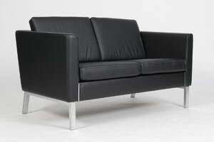 Stouby. To pers sofa model Jones. sort læder.