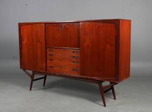 Harry Østergaard. Høj skænk af teak, medio 1900-tallet