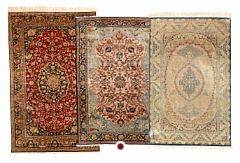 Qum helsilke tæppe, Persien. Design med slyngede grene blomster, bladværk og hjørner med dyremotiver. Ca. 1960. 200 x 140.