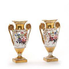 Et par franske senempire prydvaser af porcelæn dekorerede i fraver og guld. 19. årh. H. 24 cm. 2