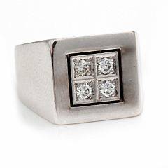 Lillefingerring af 14 kr. hvidguld prydet med talrige brillantslebne diamanter på i alt ca. 0.20 ct. Farve Wesselton. Klarhed VS. Str. 50.