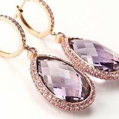 Et par ametyst-og diamantørestikker af 14 kt. pink guld hver prydet med brioletteslebet ametyst og facetslebne pink safirer. L. ca. 4,0 cm. Ca. 2012.