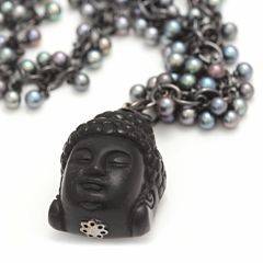 Onyx- og perlehalskæde af oxyderet sterlingsølv prydet med talrige peacockfarvede ferskvandskulturperler med vedhæng formet som buddha af onyx. L. ca. 92,5 cm.