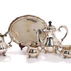 Kaffeservice af sølv. Rococoform. Vægt ca. 1584 gr. Samt kande af sølvplet. 20. årh. Kaffekande H. 24. 5