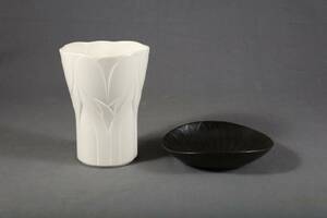 CARL HARRY STÅLHANE 1920-1990, SKÅLFAT, RÖRSTRAND, STENGODS, 15,5 X 14 CM, MARGARETA HENNIX FÖDD 1941, VAS, VÅRBLOMSTER, GUSTAVSBERG, STENGODS, HÖ 16 CM