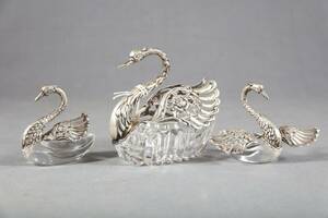 SALTKAR, SAMT SALT- OCH PEPPARKAR, 1 PAR, I FORM AV SVANAR, SILVER OCH GLAS, HÖ 10 RESP 7, LÄ 11 RESP 6,5 CM