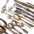 Russisk bestik i forskellige mønstre, bestående af sukkertang, serveringsspade, forskærersæt m.m. 19. årh. Vægt ekskl. dele af stål ca. 500 gr. 24