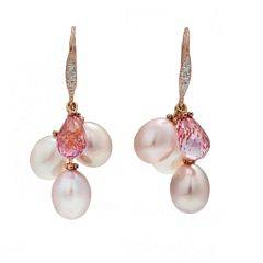 Et par perle- og diamantørestikker af 14 kt. pink guld hver prydet med brilliantslebne diamanter, ferskvandskulturperler og brioletteslebet turmalin. 2