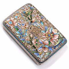 Pjotr Farisieiev Russisk cigaret etui af forgyldt sølv, dekoreret med cloisonné emalje. 1896-1908. Vægt ca. 175 gr. L. 10. B. 7.