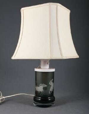 OVE SANDBERG, BORDSLAMPA, KOSTA, GRÖN GLASMASSA MED DEKOR AV HÄSTAR, SIGNERAD -71, HÖJD 52 CM