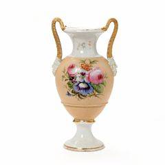 Prydvase af porcelæn, dekoreret i farver og guld med blomster og bladværk, hanke i form af maskaroner. 19. årh. BG. H. 34,5 cm.