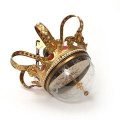 Sladrekompas af glas og bemalt metal med krans af koloreret kobbertik mrk. Ivar Jensen Borger I Kiöbenhavn. 20. årh. H. 30 cm.