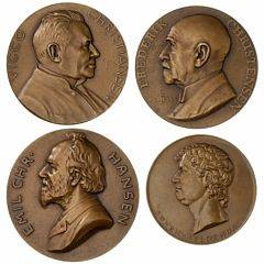 Christiansen, V., 1937, Christensen, Fr., 1935, Faber, K, 1915, Gyldendal, S, Hagemann, G. A., 1916, Hansen, E. Chr., 1913, alle i bronze, i alt 6 stk.