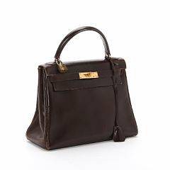Hermés Kelly 28 taske af brunt kalveskind med forgyldte applikationer og hængelås. H. 21 cm. Ca. 1960.