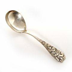 Thorvald Bindesbøll Stor serveringsske af sølv smedet med stiliseret art nouveau ornamentik. Stemplet monogram. L. 22,7.