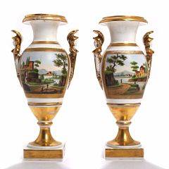 Et par Louis Philippe prydvaser af porcelæn, dekorerede med figur og landskabsscenerier i farver og guld. 19. årh.s første halvdel. H. 30. 2