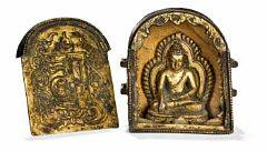 Lille tibetansk Gau af delvist forgyldt bronze, aftagelig låge med buddhistisk symbol og ornamnetik. 18. årh. H. 5 cm. Figur 4 cm.