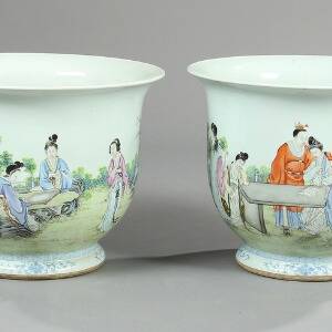 Et par kinesiske urtepotteskjulere af porcelæn i overglasur med figurscenerier. Signerede. 19.-20. årh. H. 36,5. Diam. 46. 2