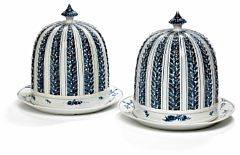 Et par Musselmalede isklokker af porcelæn. Den kongelige porcelainsfabrik ca. 1810. H. 28,5 cm 2