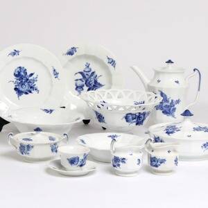 Blå Blomst Kantet. Middags- og kaffeservice af porcelæn, Kgl. P., dekoreret med blomster i underglasur blå. 117