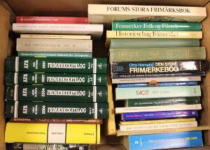 Litteratur. Flyttekasse fyldt med kataloger og litteratur.