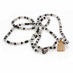 Diamant- og onyxperlekæde prydet med brillantsleben diamant samt talrige facetslebne perler af onyx og kvarts. Vedhæng i form af buddha af udskåret sten.