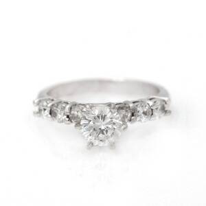 Ring af 14 kt. hvidguld prydet med stor brilliantslebet diamant flankeret med mindre brilliantslebne diamanter. Ct. ca. 0.70. Klarhed S1. Farve W.