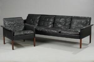 Hans Olsen Fire personers sofa og lænestol, betrukket med sort skind, ben af palisander. Udført hos C.S. Møbler. Sofa L. 240. 2