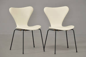 Arne Jacobsen 1902-1971. Par stole model 3107 betrukket med hvidt læder 2 Denne auktion er annulleret1999444