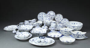 Royal Copenhagen. Musselmalet, halv-helblonde stel 80