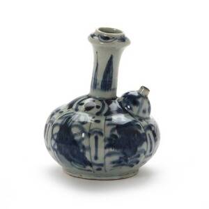 Kinesisk Ming kendi af porcelæn dekoreret i unerglasur blå. 1368-1644. H. 19 cm.