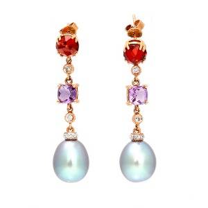 Et par perleørestikker af 14 kt. pink guld hver prydet med peacockfarvet ferskvands kulturperle facetslebet granat og ametyst samt brillantslebet diamant.