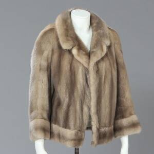 Kort jakke af grå mink med hægtelukning og lyst foer. Str. ca 42. L. 90 cm.