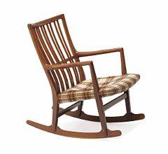 Hans J. Wegner ML 33. Gyngestol med stel af bejdset bøg. Sæde betrukket med brun- og hvidternet uld. Udført hos Mikael Lauersen.