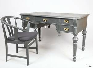 SKRIVBORD, OMKRING 1900, RENÄSSANSSTIL, SVART MÅLAD, MODERN KARMSTOL MEDFÖLJER, HÖ 77, 128X65 CM