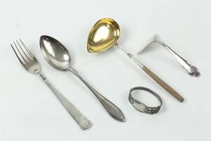 PARTI med silverföremål, 5 st, bl.a. såssked, 1800-tal