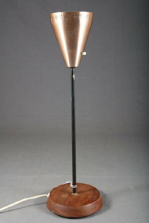 BORDSLAMPA, UPLIGHT, 1900-TALETS ANDRA HÄLFT, GENOMBRUTEN SKÄRM AV METALL, FOT AV TEAK, MÄRKT ANF, HÖJD 50 CM
