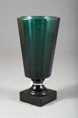 ELIS BERGH 1881-1954, VAS PÅ FOT, KOSTA, 1930-TAL, FASETTSLIPAD GRÖN GLASMASSA, MÄRKT B 343 KOSTA, HÖJD 20,5 CM