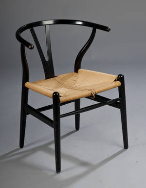 Hans J. Wegner. 1914-2007. Y- stol model CH 24 af sortlakeret eg.