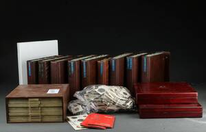 Samling i album, kasser og poser, guldmønter og sølvmønter m.fl.