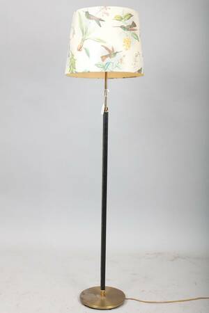 FALKENBERGS BELYSNING, GOLVLAMPA, 1900-TALETS ANDRA HÄLFT, MÄSSING, LÄDERKLÄTT SKAFT, HÖ 143 CM