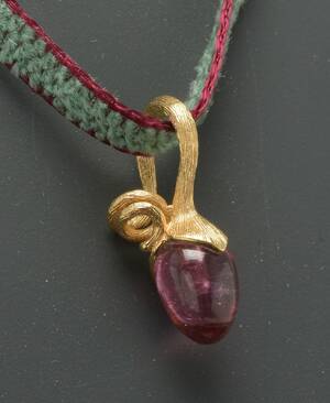 Ole Lynggaard, Lotus Spire vedhæng med turmalin, cheillesnor med endedupper af 18 kt. guld