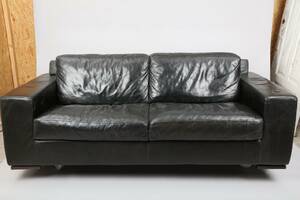 SOFFA, SANNOLIKT ITALIEN, SVART SKINN, BRICKMÄRKT U, LÄNGD 210 CM