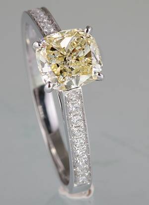 Ring with a cushion cut diamond total 1.35ct