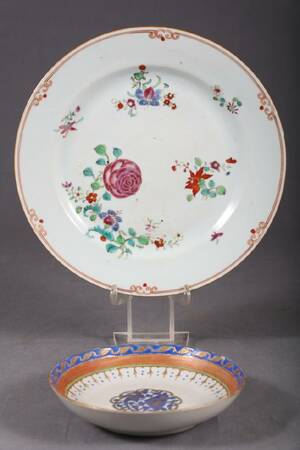 TALLRIK, KINA, QIANLONG 1736-1795, PORSLIN, DEKOR I FAMILLE ROSE, SAMT FAT, KINA, 1700-TAL, PORSLIN, DIAM TALLRIK 22,5 CM