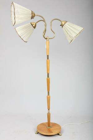 GOLVLAMPA, 1900-TALETS MITT, 3-ARMAD, MÄSSING OCH TRÄ, HÖJD CA 150 CM
