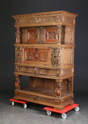 Stort stolpe renæssanceskab, delvis 1600-1800 tallet