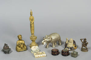 Asien. Samling figurer, lågæsker m.m. 12